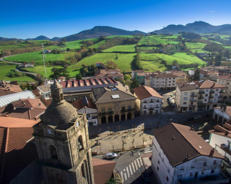 Urnieta es un encantador municipio de Gipuzkoa, situado a pocos kilómetros de San Sebastián, en pleno corazón del País Vasco.

Rodeado de montañas, paisajes verdes y naturaleza ¡SIMPLEMENTE INCREÍBLE!