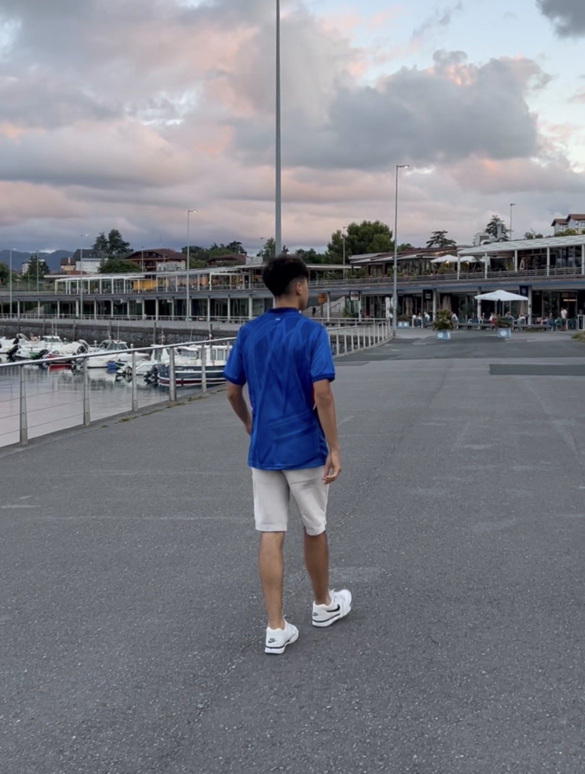 Hombre joven mirando una ciudad desde una azotea, imagen provisional de futuro y crecimiento